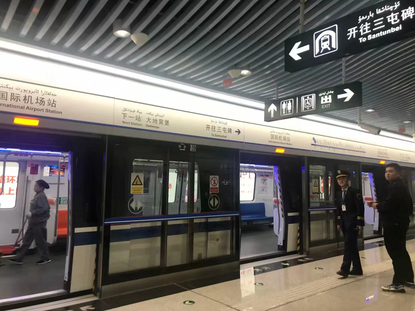 客户项目轨道交通站台实景